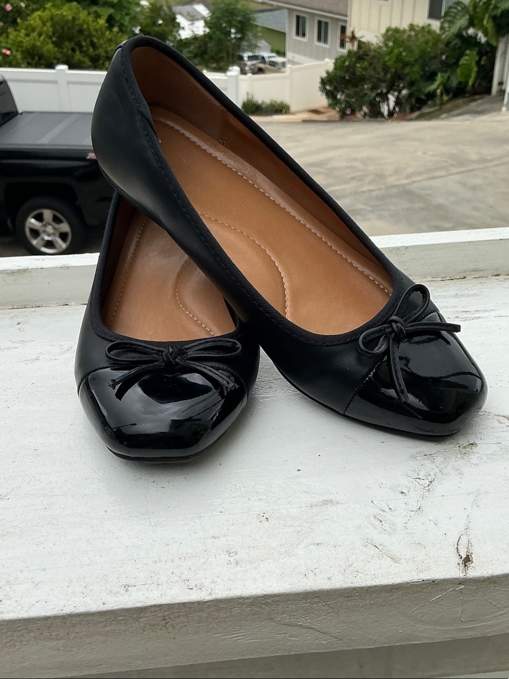 Black Ballet Flats Patent Toe Bow Women’s Size  7 Excellent Condition
